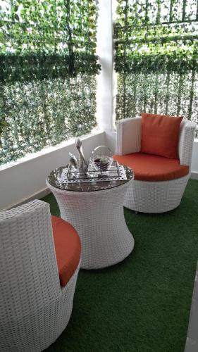 基苏木Diana executive residents的客厅配有两把椅子和一张茶几