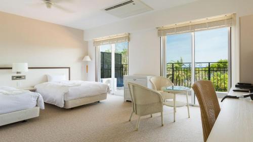 太地町HOTEL HOLISTIC RESORT - Vacation STAY 34557v的白色卧室配有床和桌椅