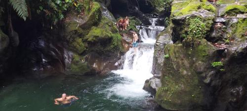 瓜皮莱斯Pozas Guacimo的一群人在瀑布中游泳