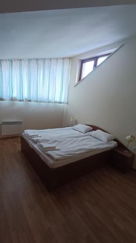 潘波洛沃Лъки 25的一间卧室设有一张大床和窗户