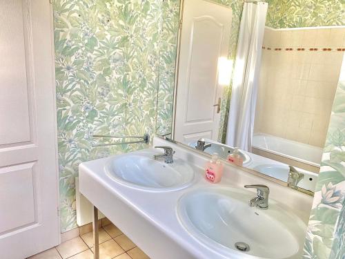 戈内斯Villa Briconico的浴室设有白色水槽和镜子
