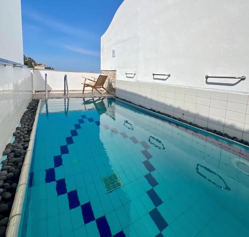 伊兹拉Villa Sunset的大楼内的一个蓝色海水游泳池