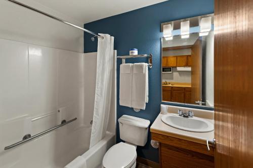 埃尔帕索WoodSpring Suites El Paso的浴室配有白色卫生间和盥洗盆。