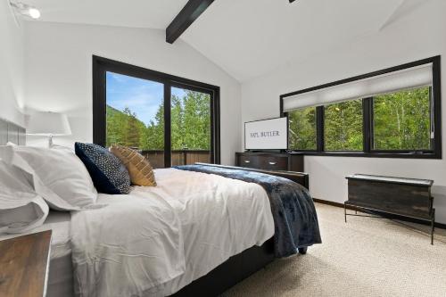 Mid Vail4501 Spruce Way的一间卧室设有一张床和一个大窗户