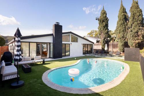 圣地亚哥Amazing Lux Oasis Spacious Modern Private Fam Fav的一座房子后院的游泳池