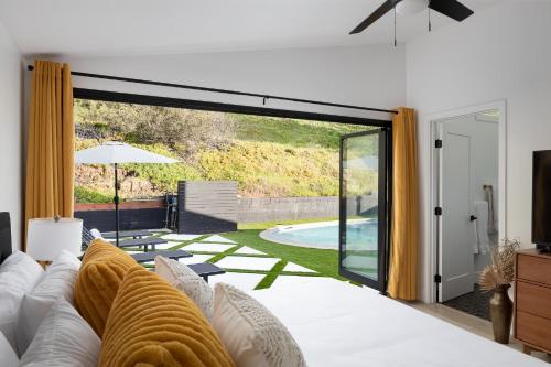 圣地亚哥Amazing Lux Oasis Spacious Modern Private Fam Fav的带沙发和滑动玻璃门的客厅