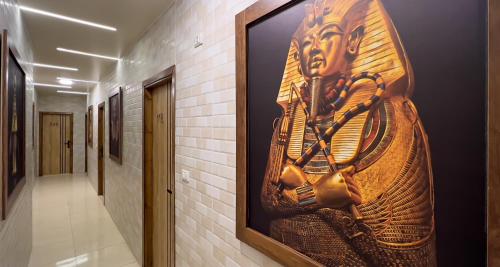 开罗Giza Pyramids View Inn的走廊墙上的一幅大画