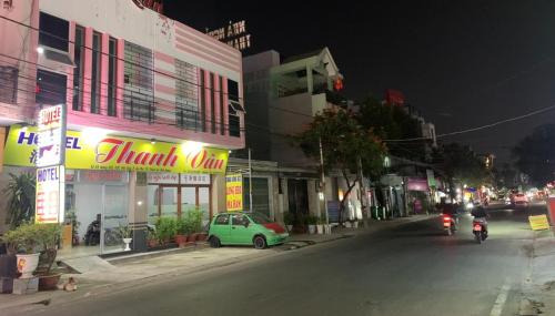 顺安Hotel Thanh Vân的夜间用汽车和摩托车行驶的城市街道