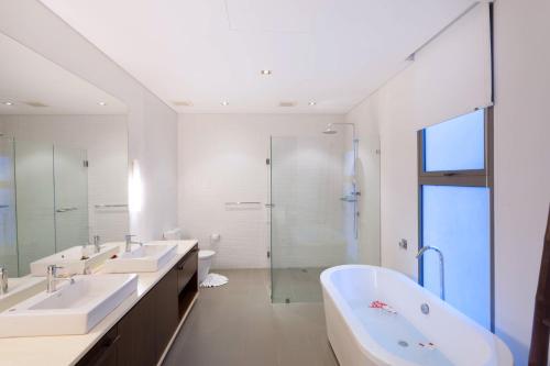 班巴克洛Baan Yamu Private Villa的白色的浴室设有2个盥洗盆和淋浴。