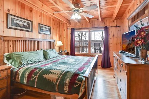 博因福尔斯3-Storey Home with Gorgeous Deck on Bows Lake ➠ 9776的一间卧室配有一张床和吊扇