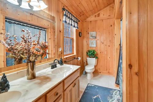 博因福尔斯3-Storey Home with Gorgeous Deck on Bows Lake ➠ 9776的一间带水槽和卫生间的浴室