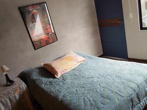 Hogar de Adriane Bed and breakfast cerca al aeropuerto的一间卧室配有一张带枕头的床