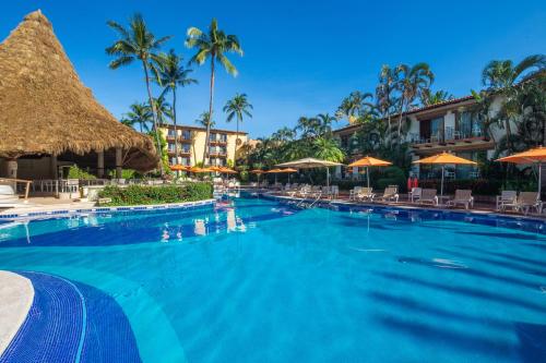 巴亚尔塔港布埃纳文图拉庄园墨西哥魅力酒店 - 全包 的度假村的游泳池,配有椅子和遮阳伞