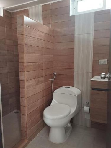 卡利马Aparta studio en el centro的浴室配有白色卫生间和盥洗盆。