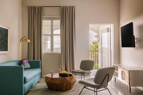 奥兰多Sonder at Vista Cay的客厅配有蓝色的沙发和椅子