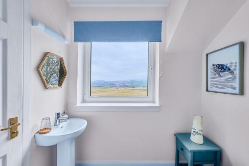 CononbridgeKinkell House B&B的白色的浴室设有水槽和窗户。