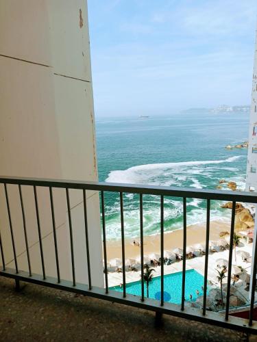 阿卡普尔科Las Torres Gemelas的阳台享有大海和海滩的景致。