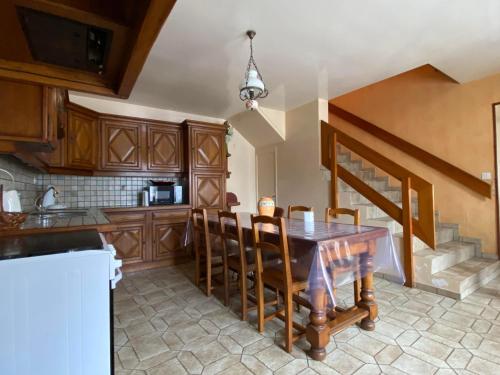 Villers-sur-PortGite le Saint André的厨房配有木桌和椅子