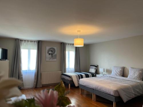 Villers-sur-PortGite le Saint André的一间卧室设有两张床和窗户。