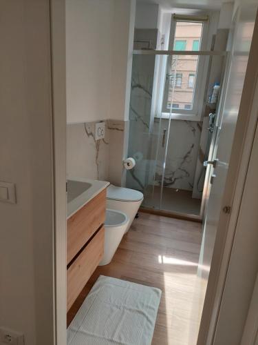 莱科Casa Mappamondo的一间带卫生间和玻璃淋浴间的浴室
