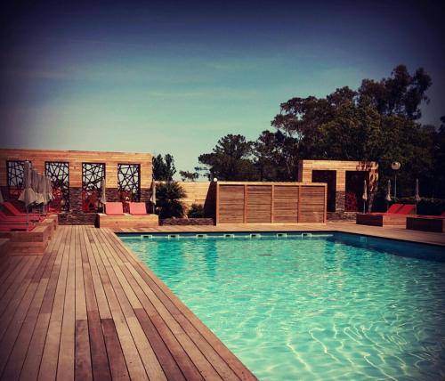 博尔戈伊索拉酒店的一个带木制甲板的大型游泳池