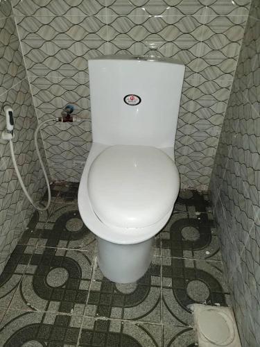 姆贝亚Swahili home-Mbeya CBD的浴室位于隔间内,设有白色卫生间。