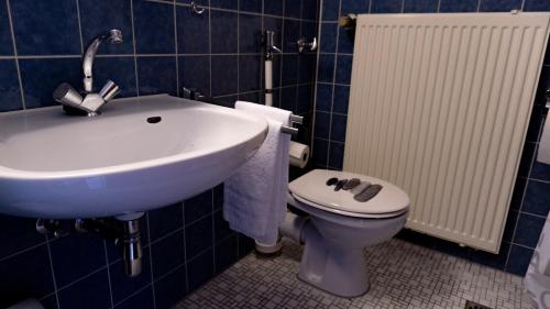 勒沃库森Haven - Hotel Am Stadion的浴室配有白色水槽和卫生间。