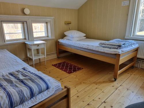 萨拉Sofielund Vandrarhem & Camping的一间卧室设有两张床,铺有木地板