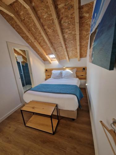 辛特拉Casa do Albuquerque的一间卧室配有一张床和一张桌子