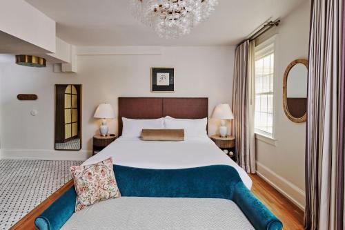 亚特兰大Hotel Granada的一间卧室配有一张大床和一张沙发