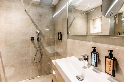 明斯特克朗特克雷默贝斯特韦斯特PREMIER酒店的一间带水槽和淋浴的浴室
