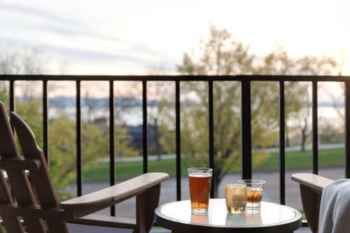 伯灵顿伯灵顿湖尚普兰希尔顿酒店的阳台上的桌子上放两杯啤酒