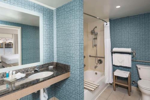 迈阿密迈阿密机场/蓝礁湖霍姆伍德套房酒店的浴室配有盥洗盆、卫生间和浴缸。
