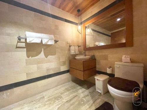 CuevasSuites Presidencial Boca chica的一间带卫生间和镜子的浴室