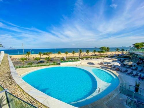 里约热内卢Hotel Nacional的享有游泳池和海滩的景色