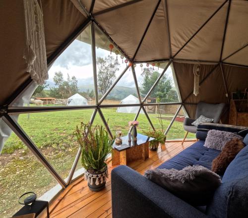 瓦拉斯Domos Cordillera Blanca的帐篷内的客厅,设有大窗户