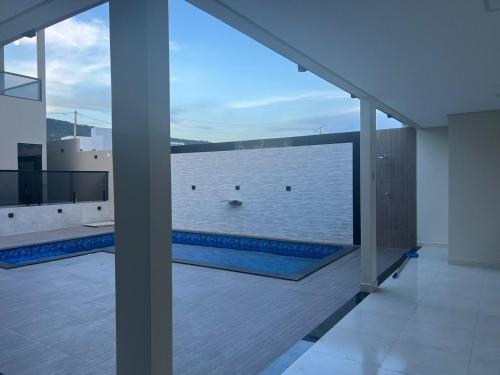 巴雷拉斯Casa dos Belfort的从房子里可欣赏到游泳池的景色