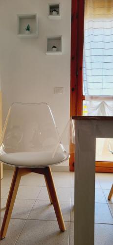 坎波马里诺Il bacio del sole的一张坐在桌子旁的白色椅子