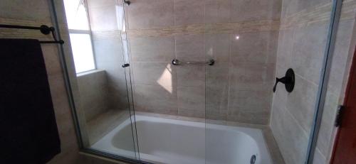 卡塔赫纳Apartamento luxury edificio sunshine zona morros cartagena的带淋浴的浴室和玻璃门