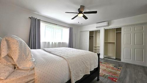 圣莫尼卡Double Suite Santa Monica - Free Parking的一间卧室配有一张床和吊扇