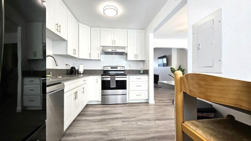 圣莫尼卡Double Suite Santa Monica - Free Parking的厨房配有白色橱柜和炉灶烤箱。