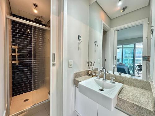 桑托斯Estanconfor 702的白色的浴室设有水槽和镜子