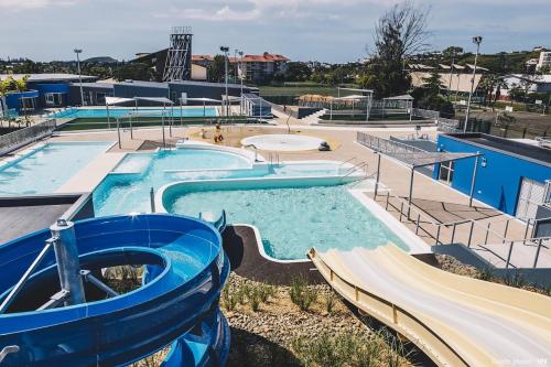 努美阿La Perle Azurée的一个带水滑梯的大型游泳池