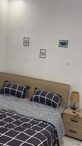 努瓦克肖特Best Residence的一间卧室配有带2个枕头的床