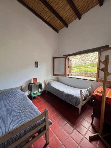 塔菲德尔瓦勒La Ramada的一间卧室设有两张床和窗户。