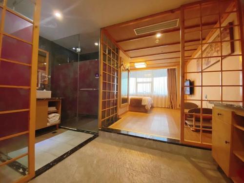 杭州鲜屋酒店(西湖庆春店)的一间位于客房内的带玻璃墙淋浴的浴室