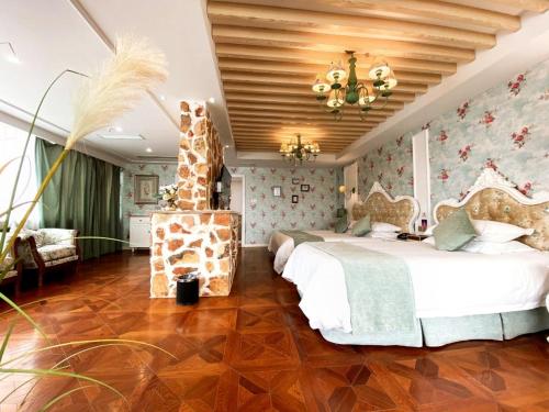 杭州鲜屋酒店(西湖庆春店)的一间带两张床的卧室和一间客厅