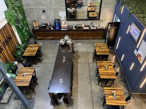 瓜达拉哈拉Hangar Inn Select Aeropuerto Guadalajara的餐厅设有木桌,享有高空美景。