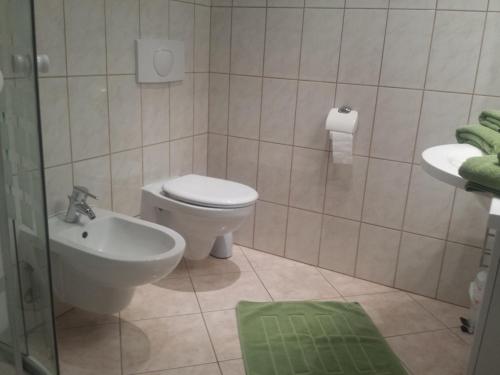 比绍夫斯韦尔达伊瓦布鲁恩酒店的一间带卫生间和水槽的浴室
