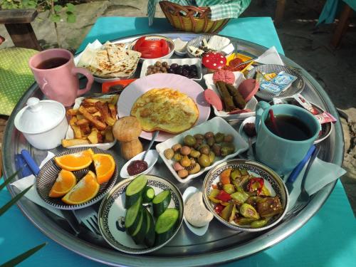 锡德Side Tuana Garden Home的桌子上放着一盘食物